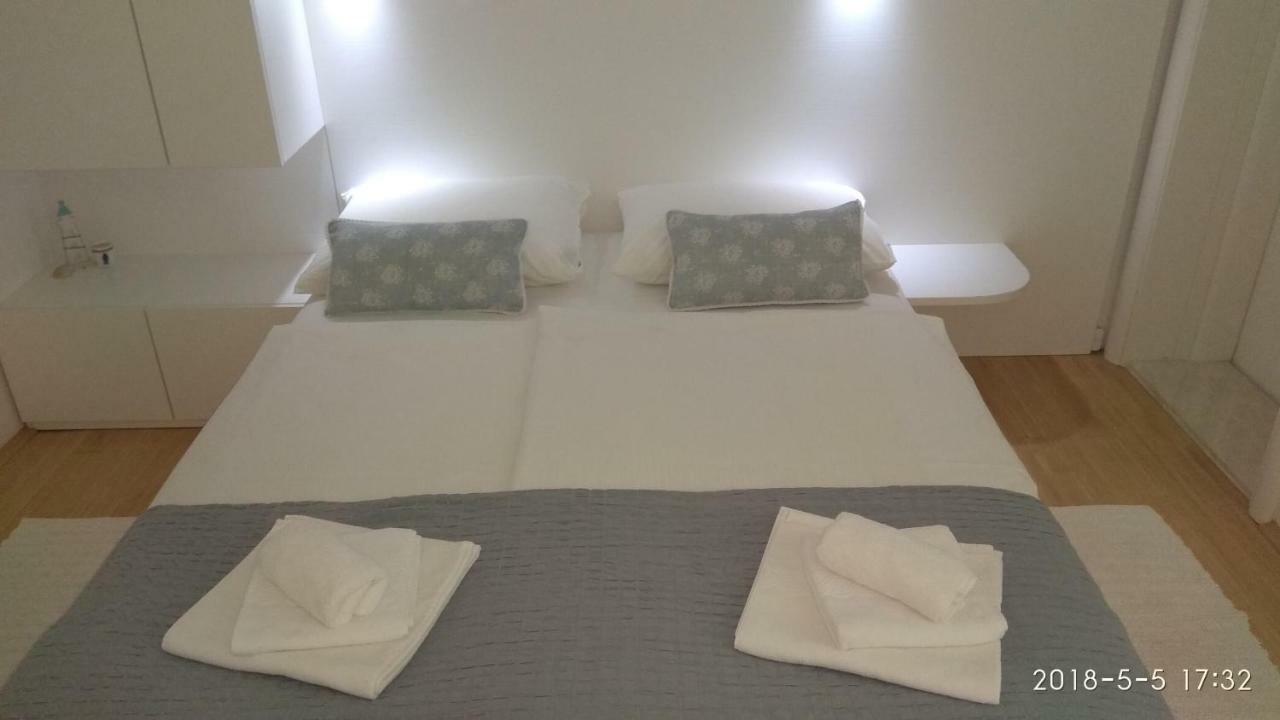 Apartments Niana With Heated Seawater Swimingpool Donji Okrug  Exteriör bild