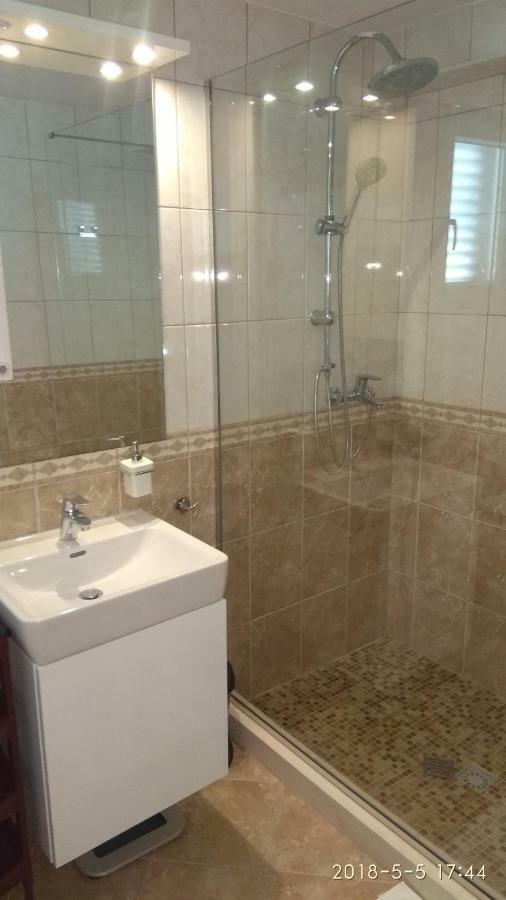 Apartments Niana With Heated Seawater Swimingpool Donji Okrug  Exteriör bild