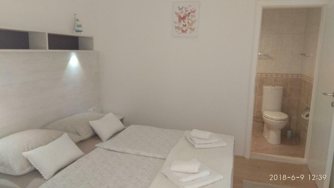 Apartments Niana With Heated Seawater Swimingpool Donji Okrug  Exteriör bild