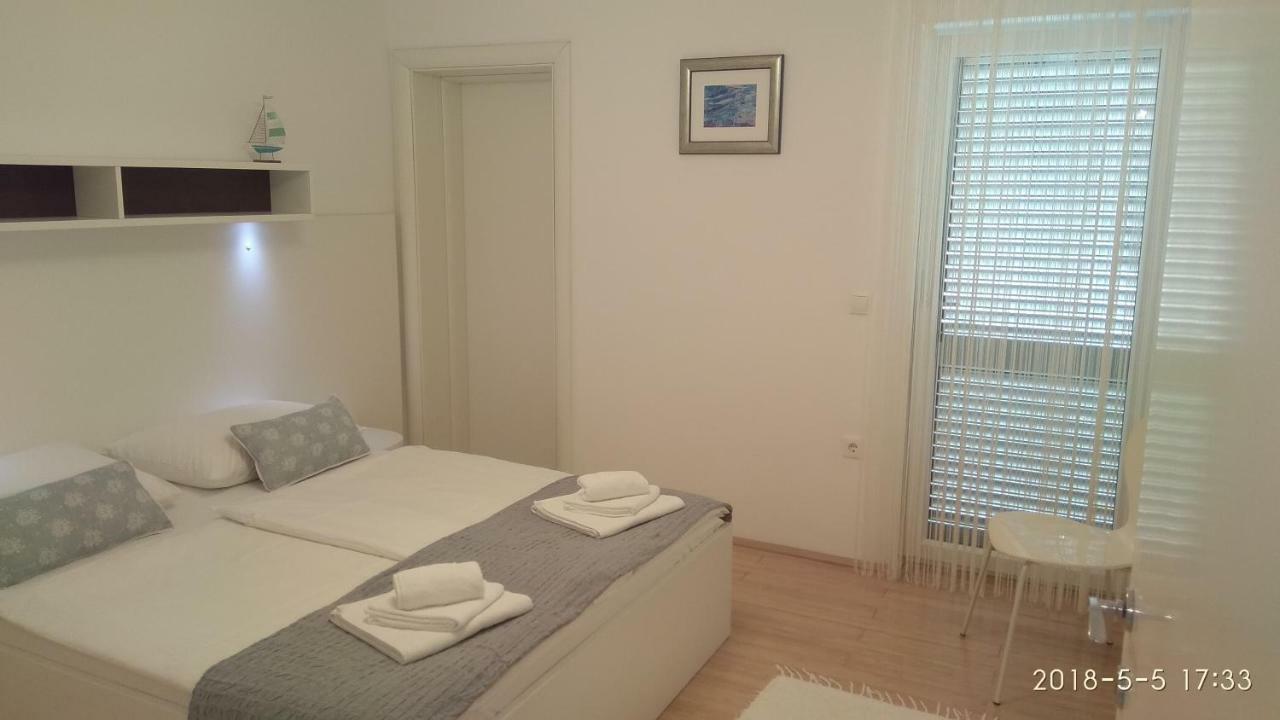 Apartments Niana With Heated Seawater Swimingpool Donji Okrug  Exteriör bild