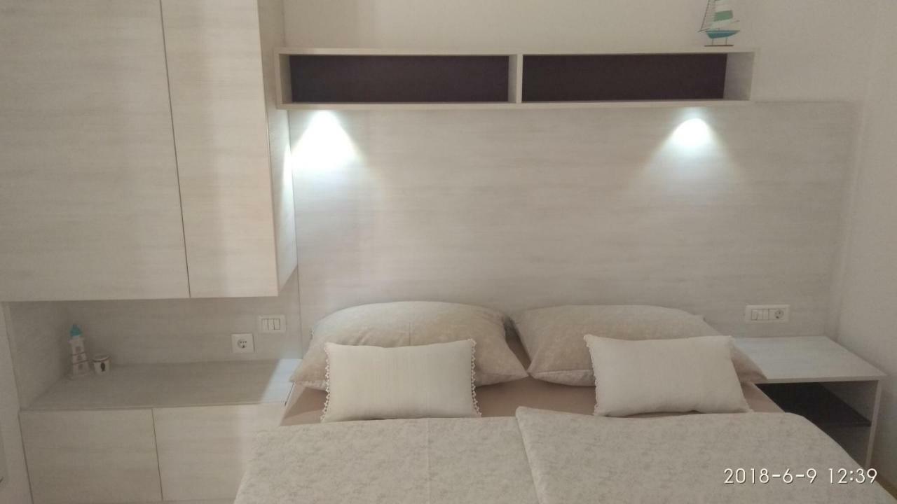 Apartments Niana With Heated Seawater Swimingpool Donji Okrug  Exteriör bild