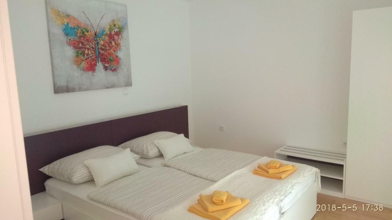 Apartments Niana With Heated Seawater Swimingpool Donji Okrug  Exteriör bild