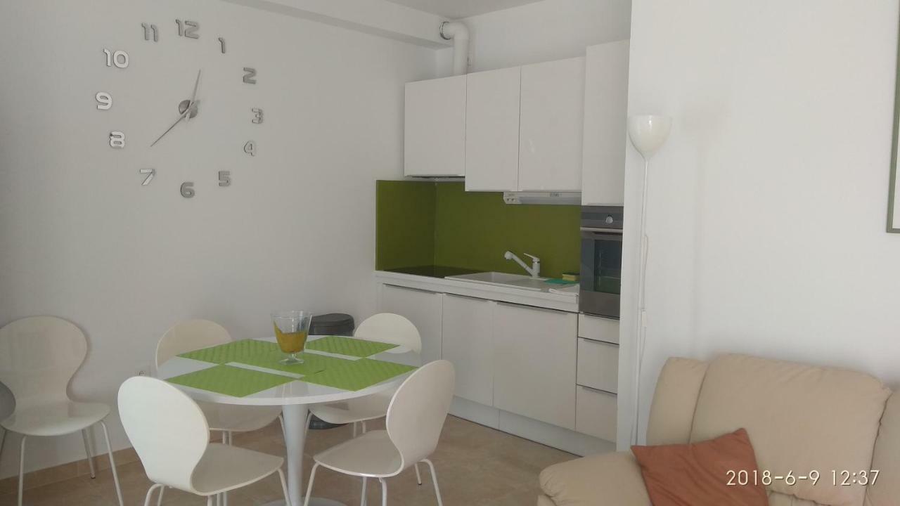Apartments Niana With Heated Seawater Swimingpool Donji Okrug  Exteriör bild